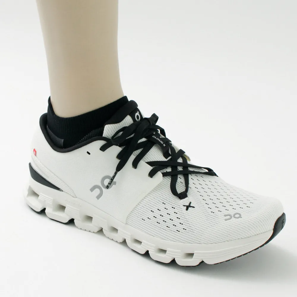 ON Socks^/ Performance Low Socks