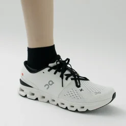 ON Socks^/ Performance Mid Socks